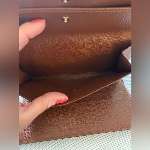 Auth Louis Vuitton Sarah wallet. Thais wallet comes with a snap pocket inside - Picture 7 of 12